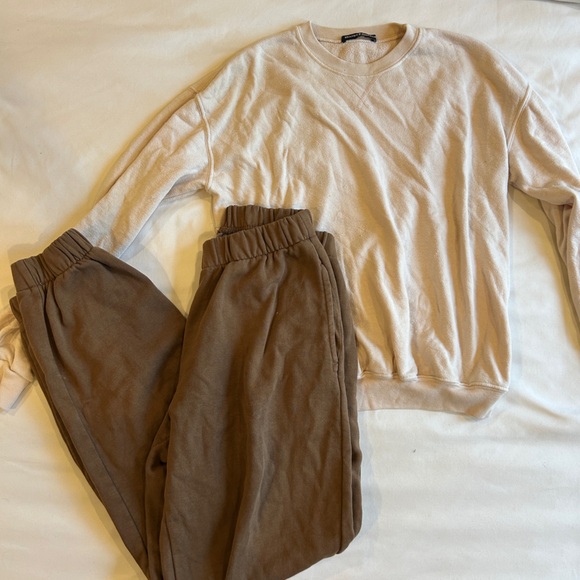 Brandy Melville sweater & sweatpants - Picture 1 of 4